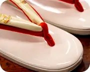 一枚芯草履にエナメル夫婦花緒　前壷