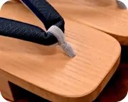 大後角に紗綾形柄内玉花緒　前壷