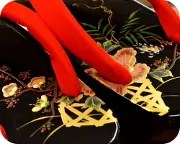 蒔絵付芳町に本天花緒　前壷