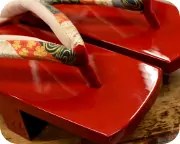 本朱相三味に花柄内玉花緒　前壷