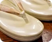柄入り天革草履　前壷