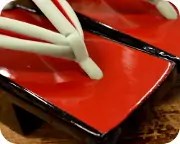 天赤三味に一本どっこ花緒　前壷