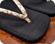ホースヘアー草履にニシキヘビ革花緒　前壷