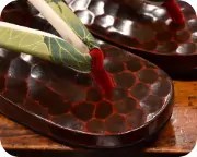 鎌倉彫相右近に花柄内玉花緒　前壷
