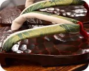 鎌倉彫相右近に花柄内玉花緒　花緒