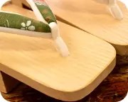 芳町に花柄福林花緒　前壷