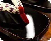 螺鈿入り芳町に幾何学模様内玉花緒　前壷