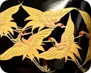 千羽鶴柄金蒔絵付ぽっくりに編み三石花緒　前壷