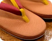 帆布草履に木綿内玉花緒　前壷