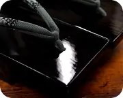 黒大艶真角に花柄二石花緒　前壷