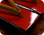 天赤相三味に本天二石花緒　前壷
