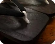 焼き大角に会津木綿花緒　前壷