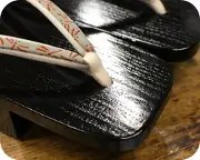 黒捌き芳町に蜻蛉柄印伝福林花緒　前壷