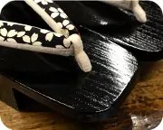 黒捌き芳町に花柄福林花緒　前壷