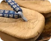 表付大千両に文字柄花緒　前壷