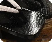 黒捌き芳町に麻の葉柄シルク印伝花緒　前壷
