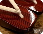 糸春相千両にホースヘアー花緒　前壷