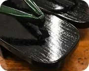 黒捌き芳町にエナメル丸花緒　前壷
