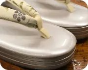 ３分３枚本革草履に花柄花緒　前壷