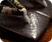 紋紗塗り相三味に名物裂花緒　前壷