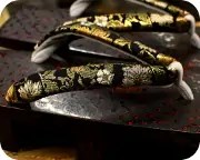 紋紗塗り相三味に名物裂花緒　花緒