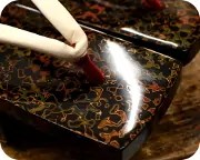 津軽塗相三味に白鞣し革花緒　前壷