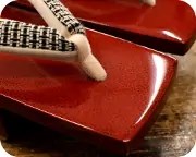 七々子塗り相三味にホースヘアー花緒　前壷
