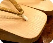 大千両に蜻蛉柄印伝花緒　前壷
