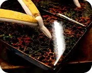 津軽塗真角に名物裂花緒　前壷