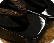 黒大艶相小町にお客様加工花緒　前壷