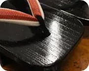 黒捌き大角にホースへアー花緒　前壷