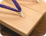 真角に撫子柄印伝花緒　前壷