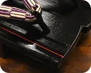 クシ目塗り相三味にお客様特注花緒　前壷