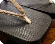 墨色大下方に蜻蛉柄印伝花緒　前壷