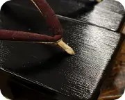 クシ目塗り真角に蜻蛉柄印伝花緒　前壷