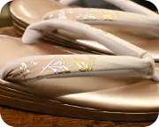 １の３枚芯本革草履に花柄ぼかし福林花緒　花緒