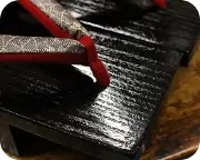 黒捌き真角に花柄福林花緒　前壷
