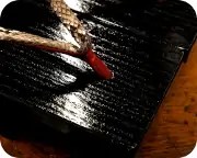 黒捌き真角に赤裏ニシキヘビ革花緒　前壷