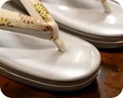 ２の３枚本革草履に名物裂福林花緒　前壷