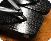 黒捌き日和にエナメル無地花緒　前壷