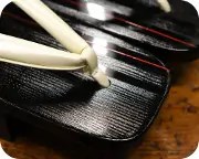 クシ目芳町にエナメル花緒　前壷