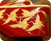 南部表・赤・千羽鶴蒔絵付ぽっくりに編み三石花緒　前壷