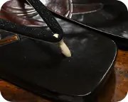 色差し鎌倉彫大右近に瓢箪柄印伝花緒　花緒
