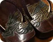 色差し鎌倉彫大右近に瓢箪柄印伝花緒　前壷