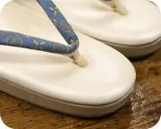 一枚芯草履に富士山柄印伝花緒　前壷