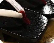 黒捌き芳町に遠州綿紬水引花緒　前壷