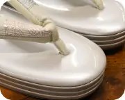 3分3枚本革草履に名物裂福林花緒　前壷