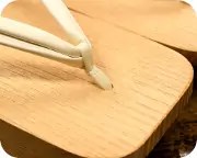 合目柾大千両に白なめし革二石花緒　前壷