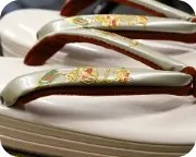 ３分３枚本革草履に螺鈿入り夫婦花緒　花緒
