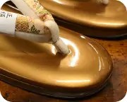 １の３枚芯本革草履に名物裂福林花緒　前壷